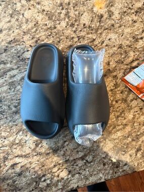 Yeezy slides size 4